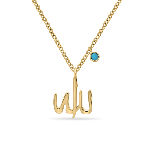 Crafted in 18K gold, this refined necklace features the word “Allah” in graceful Arabic script, accompanied by a striking turquoise charm for a meaningful and protective touch. A timeless symbol of faith, thoughtfully sized for little ones.