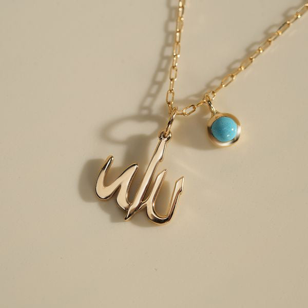 Crafted in 18K gold, this refined necklace features the word “Allah” in graceful Arabic script, accompanied by a striking turquoise charm for a meaningful and protective touch. A timeless symbol of faith, thoughtfully sized for little ones.